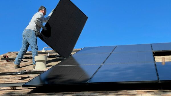 Brider les panneaux solaires plutôt que baisser le tarif de rachat : l’Allemagne prend le chemin inverse de la France