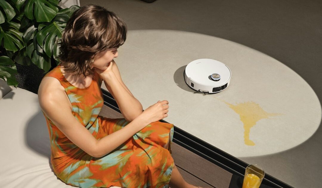 Cet aspirateur robot laveur Dreame en promo à -100 € ne cale pas devant les seuils pour faire le ménage partout