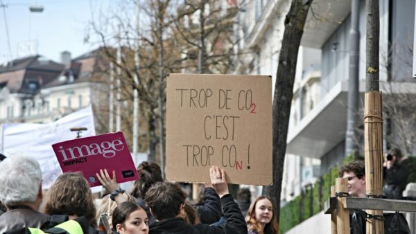 Trois ans après son départ, pourquoi la sonde JUICE revient frôler la Terre avant de filer vers Jupiter