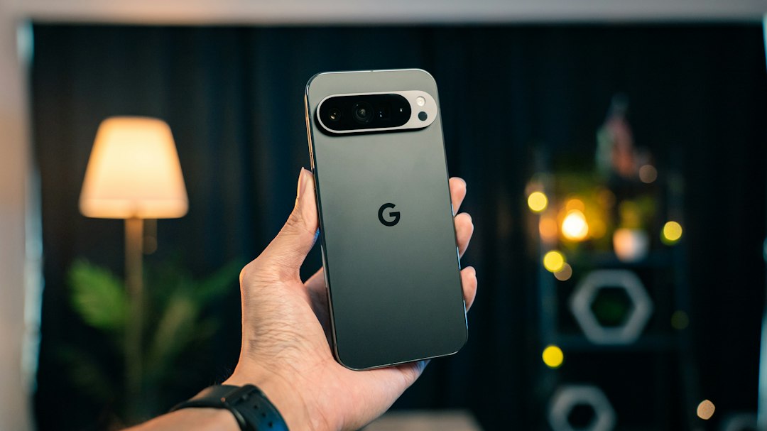 Le Google Pixel 11 associé à une enceinte JBL Grip : c’est le duo gagnant de la rentrée en promo à -200 €
