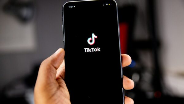 TikTok accepte de limiter le temps d’écran à deux heures par jour des adolescents pour éviter un procès