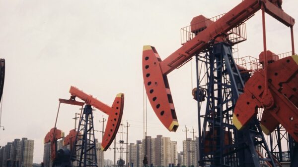 + 2 à 3 % de pétrole et de gaz par an après 2030 : TotalEnergies n’en a pas fini avec les énergies fossiles… tout en poussant ses pions dans l’électrification