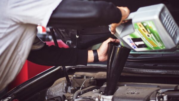 Comment mettre un moteur essence dans une voiture électrique ? Des ingénieurs Lotus m’expliquent les secrets de l’Eletre X