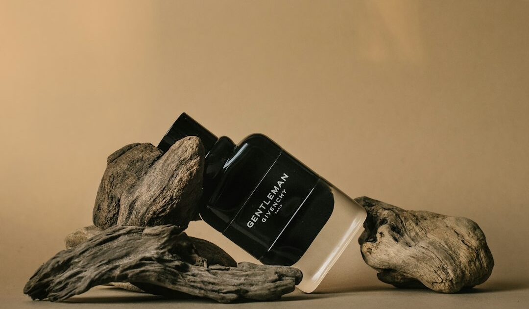 Nouveaux parfums homme 2026 : les fragrances masculines qui misent sur des sillages boisés, ambrés et gourmands