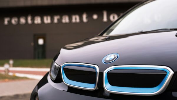 La BMW i3 électrique aux 912 km d’autonomie est (beaucoup) moins chère que la Série 3 thermique en France