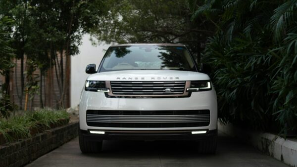 Le Range Rover Sport passe enfin à l’électrique : batterie XXL et 550 ch sans renier ses racines