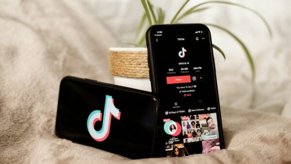 TikTok ne jure plus que par l’anti-blush : voici comment adopter la tendance teint de la saison