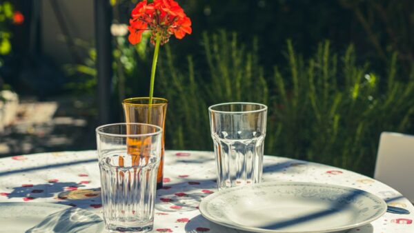 Bonsoirs étend son univers à la table avec une première collection dédiée à l’art de recevoir