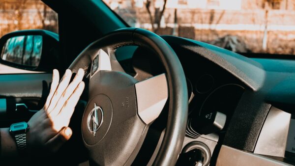 Ras-le-bol des bips agaçants au volant ? Ce constructeur a trouvé la parade idéale avec un simple bouton
