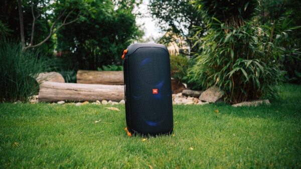 JBL PartyBox Ultimate 2 : 1500 W, écran tactile, jeu de lumière au sol et Wi-Fi 6 pour s’ambiancer jusqu’au bout de la nuit