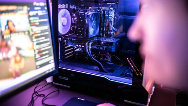 Jouer aux AAA sur une tour PC à moins de 950 € ? C’est possible avec le MSI MAG Infinite E1 et sa RTX 5060