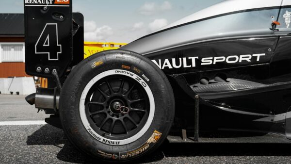 700 kg d’appui et un look de Formule 1 : les secrets fous de l’aileron du futur Tesla Roadster