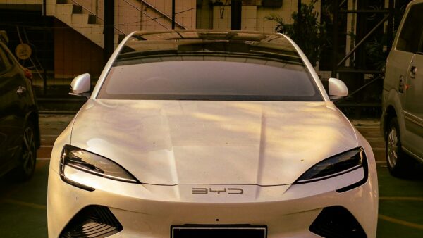 Tesla vend plus de voitures que prévu, mais BYD creuse l’écart sur l’électrique