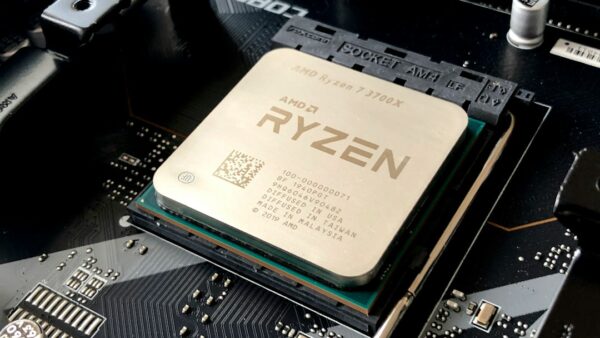 Le Ryzen 7 7800X3D est à -50%, AMD le brade alors que le prix de tous les rivaux s’envole