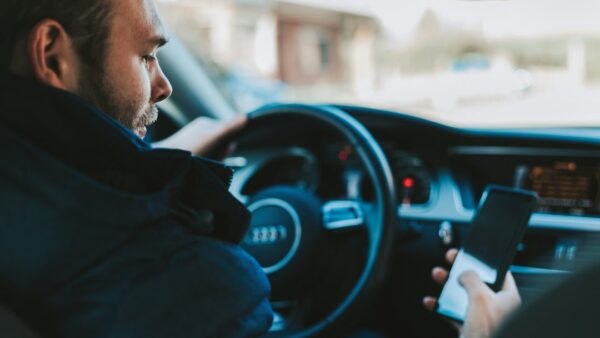 Suspension du permis pour téléphone au volant : ce qui change concrètement et comment l’éviter