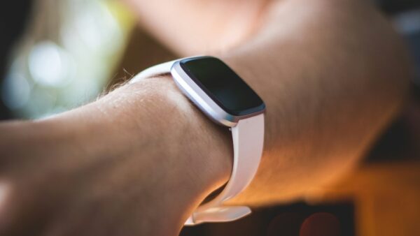 Fitbit Edge : la fuite complète du successeur du prochain bracelet Google, avec écran bombé, GPS et altimètre