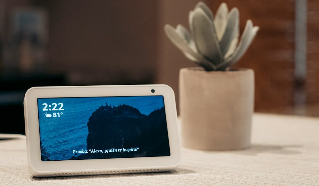 Echo Show 21 : le plus grand écran connecté d’Amazon, avec Fire TV et Alexa+, chute sous les 340 € pendant les Jours Flash Prime