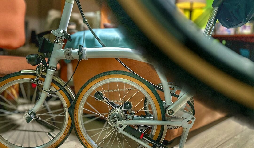 Nouveaux pneus, confort revu : Brompton dévoile le G Line City+, un nouveau vélo électrique taillé pour la ville