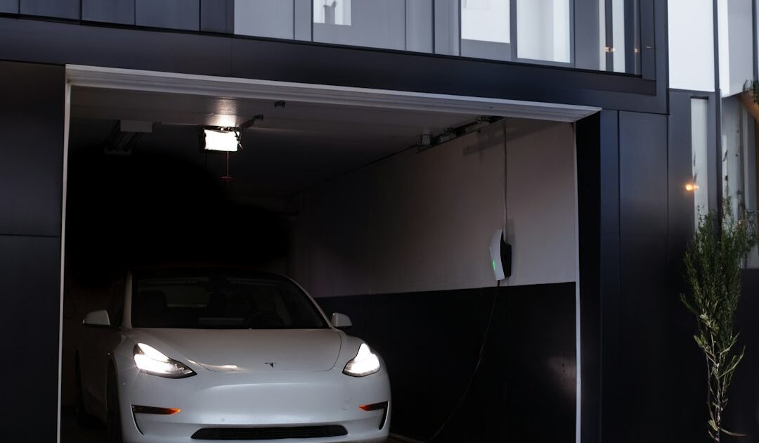 Alimenter sa maison avec sa Tesla pendant une coupure : c’est possible, mais pas pour tout le monde