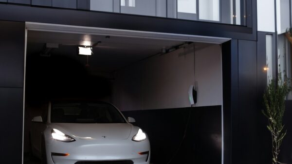 Alimenter sa maison avec sa Tesla pendant une coupure : c’est possible, mais pas pour tout le monde