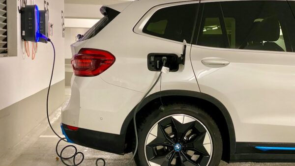 828 km d’autonomie : le BMW iX4 électrique fait déjà de l’ombre au iX3 avec sa carrosserie de SUV coupé