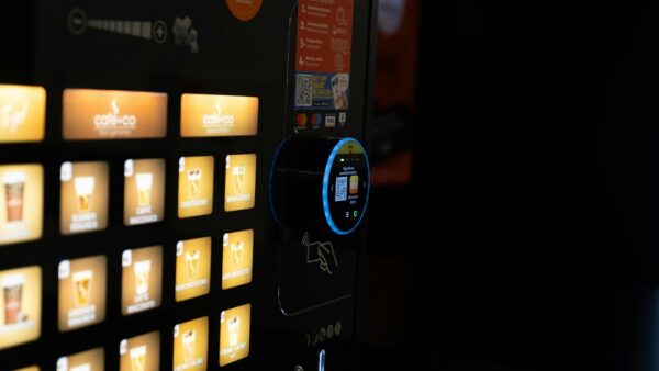 Orange dévoile un décodeur TV avec un home cinéma intégré : n’enterrez pas les box trop vite