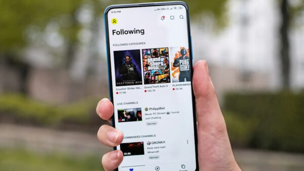 Android Auto : cette nouvelle application permet enfin de regarder Netflix dans votre voiture