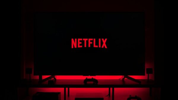 Netflix consacre déjà un documentaire à l’affaire Hugging Face : à quoi peut-on s’attendre ?
