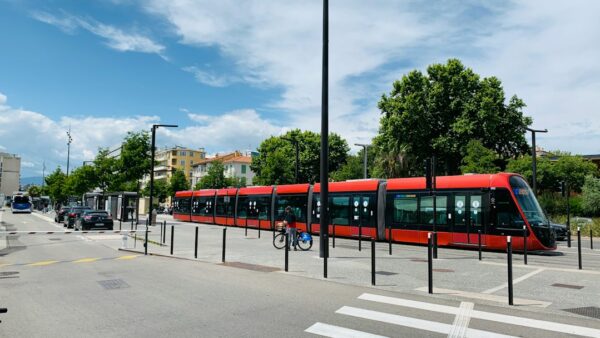 Révolution pour le bus et le tram à Nice : la carte Lignes d’Azur arrive sur iPhone dans quelques jours
