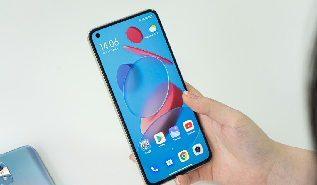 On a pris en main le Xiaomi 18 Pro : un clone d’iPhone avec un écran très pratique au dos (vidéo)
