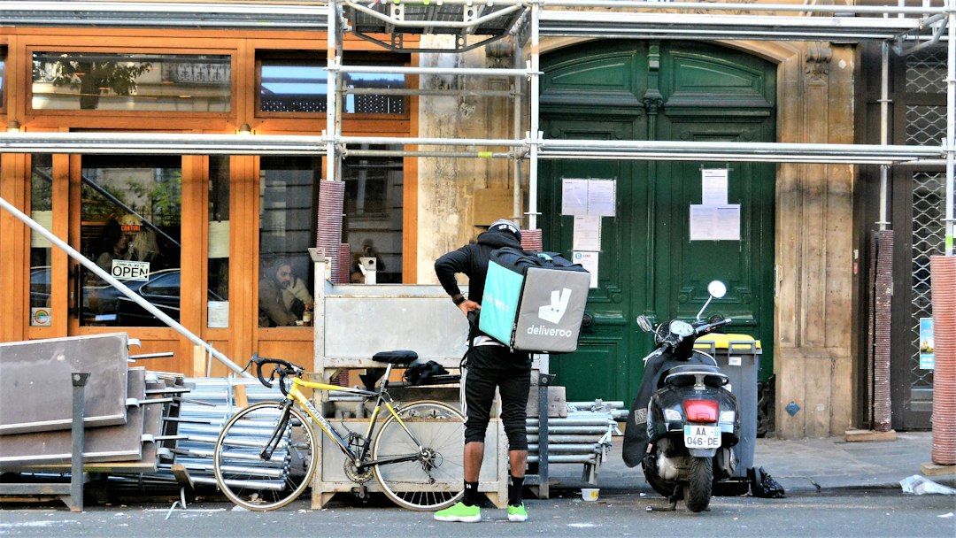 Deliveroo va pister ses livreurs par GPS : ceux qui roulent trop vite à vélo électrique seront bannis