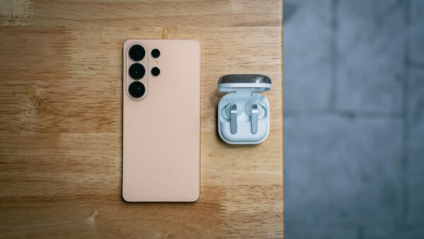 Les récents Samsung Galaxy Buds 4 Pro, notés 9/10, sont à moitié prix grâce à cette offre Amazon