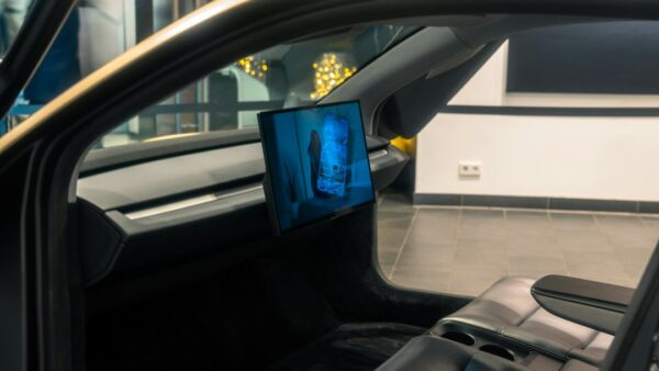 On est monté dans le Tesla Cybercab au Mondial de l’Auto : on a hâte de voir le robotaxi en Europe !