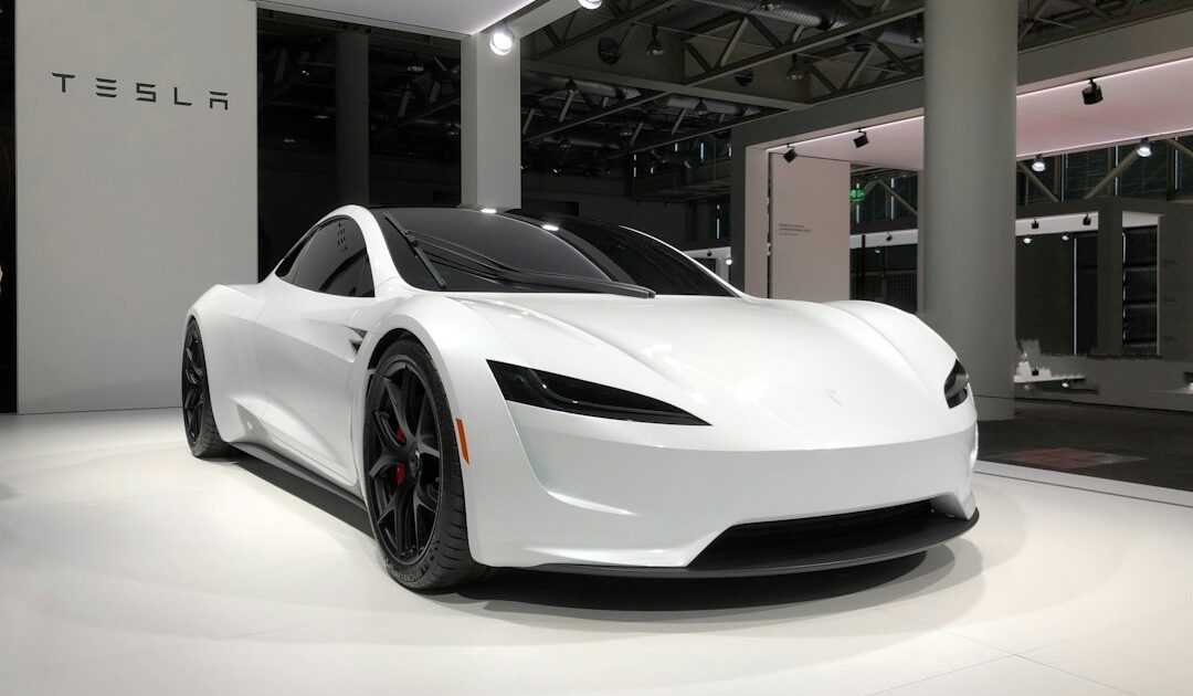 Tesla annonce son Roadster : 0 à 96 km/h en 0,81 seconde, et la voiture vole vraiment