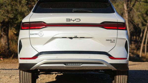 Bloqué par un sabot, ce SUV BYD lève sa roue de 30 centimètres et s’en va