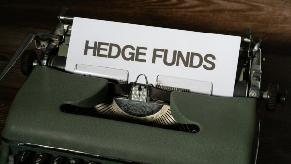 Tech et IA : Les hedge funds réduisent leur exposition à un rythme inédit depuis dix ans