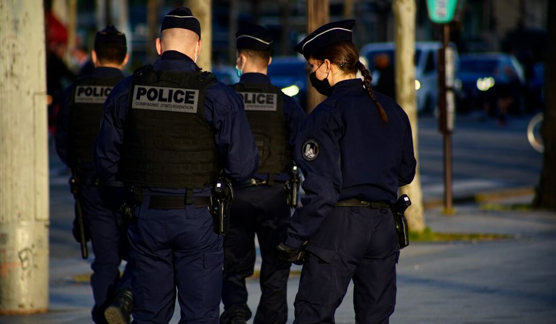 Pillages du 17 octobre : la police nationale fait polémique avec une photo de saisie retouchée par IA