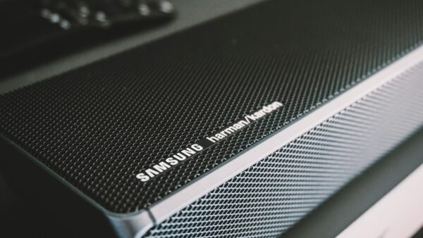 Samsung HW-Q990H : cette barre de son notée 9/10 transforme votre salon en un véritable système home cinéma et perd 200 €
