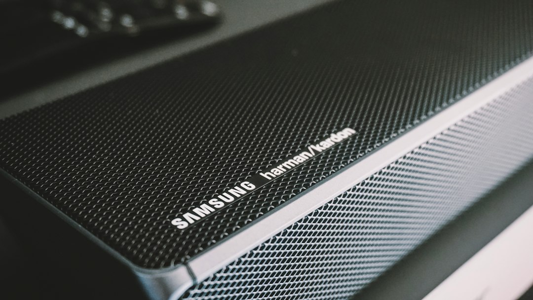 Samsung HW-Q990H : cette barre de son notée 9/10 transforme votre salon en un véritable système home cinéma et perd 200 €