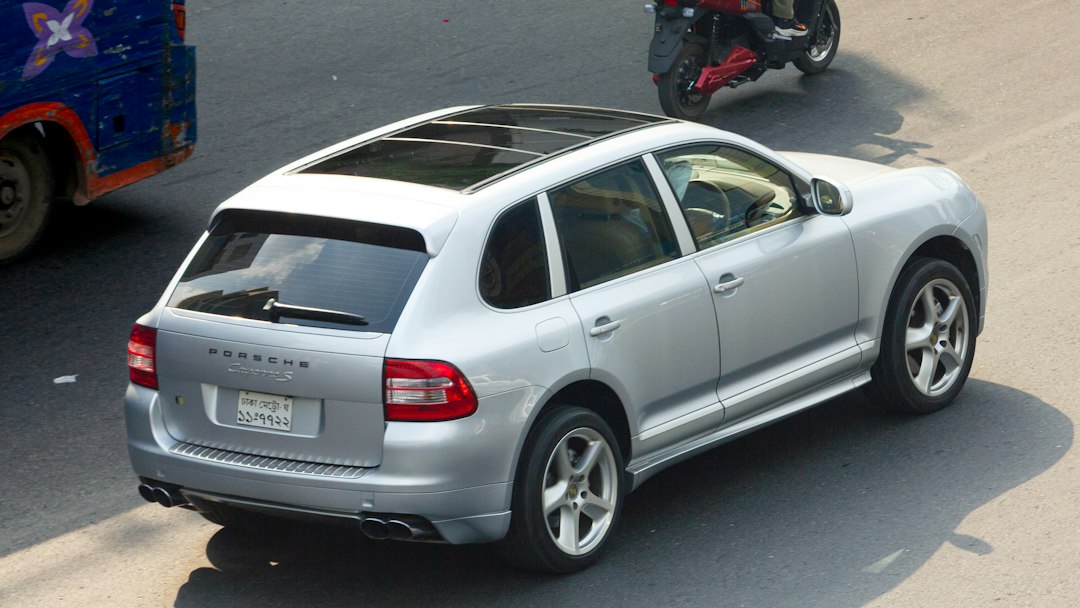 Immobilisé par la police avec un sabot, ce SUV BYD s’enfuit en roulant sur 3 roues