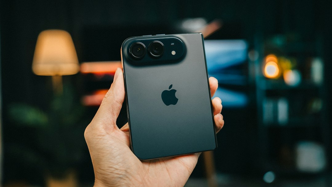 Combien ça coûte de casser son iPhone Duo ? On a regardé les tarifs d’Apple (tenez-le bien)