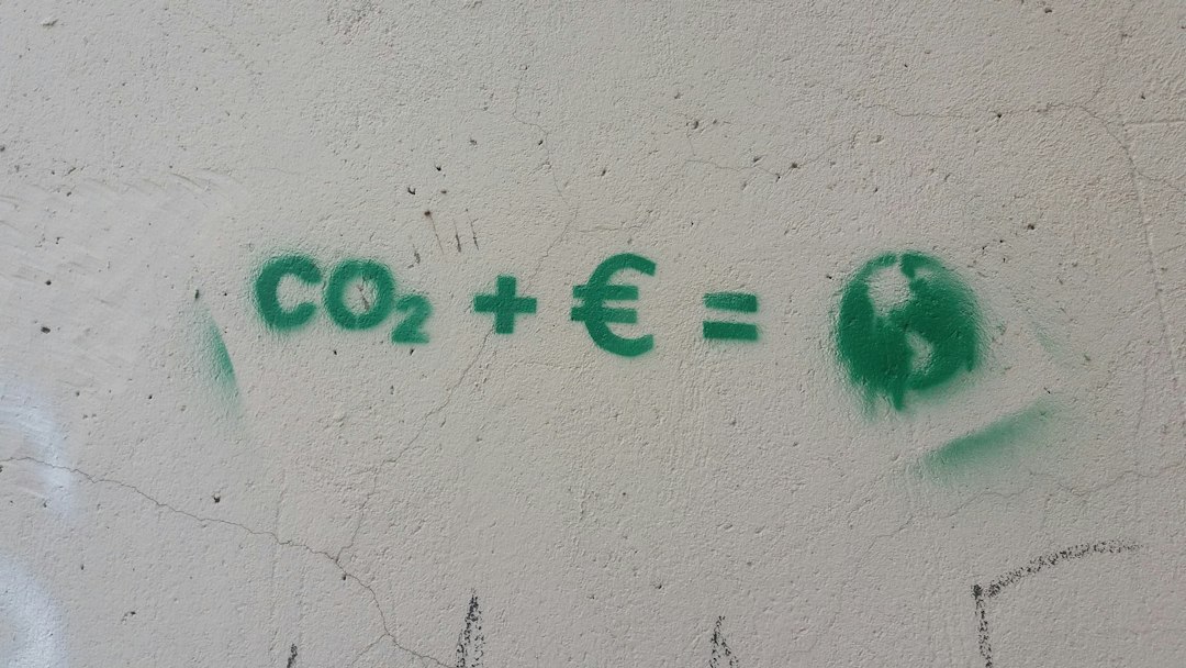 « Les erreurs de choix énergétiques coûtent cher » : un guide pratique pour aider les maires à décarboner leur commune
