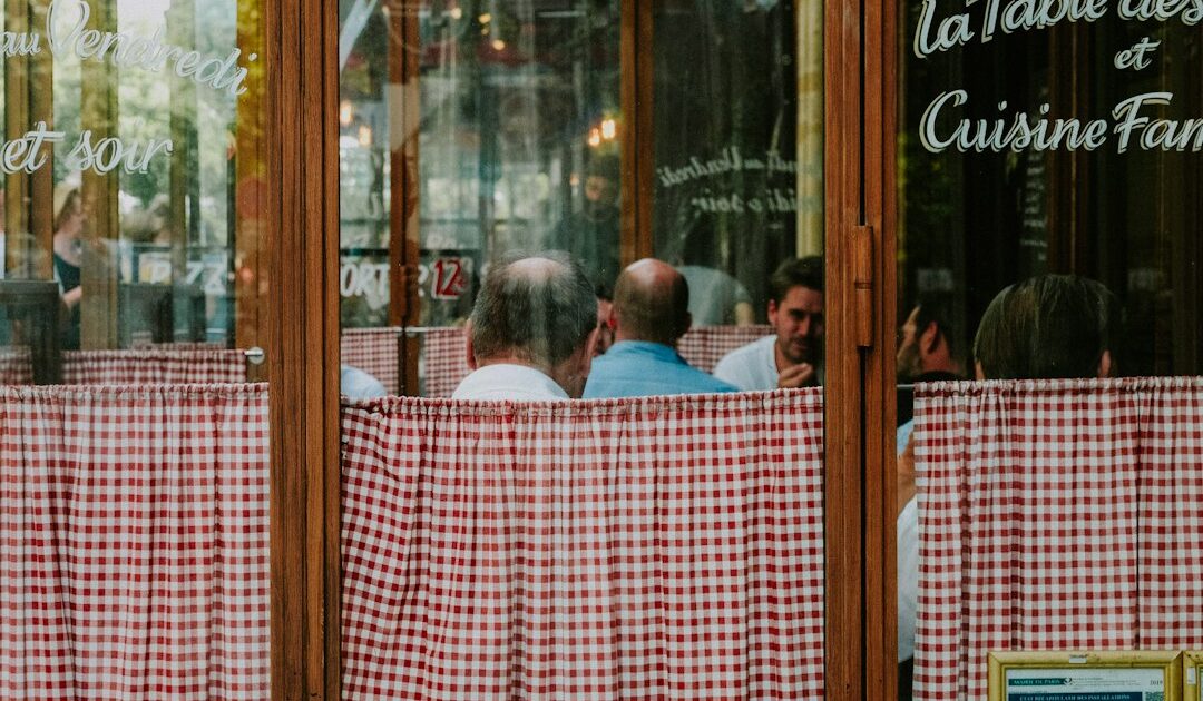 À la table de Cyril Lignac au Lucas Carton : un décor classé, une cuisine bourgeoise revisitée et une maison qui rouvre sans se draper dans son passé